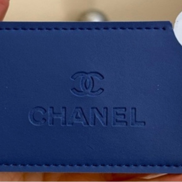 CHANEL BEAUTY Navy Card Holder and Mirror with Embossed Logo - Picture 3 of 4